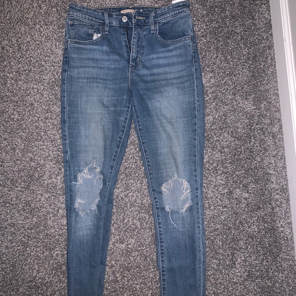 Distressed Levi’s size 27 jeans